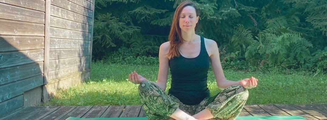 Revenir au mouvement en douceur : comment le yoga doux m’a libérée de mes douleurs musculaires et de ma sciatique
